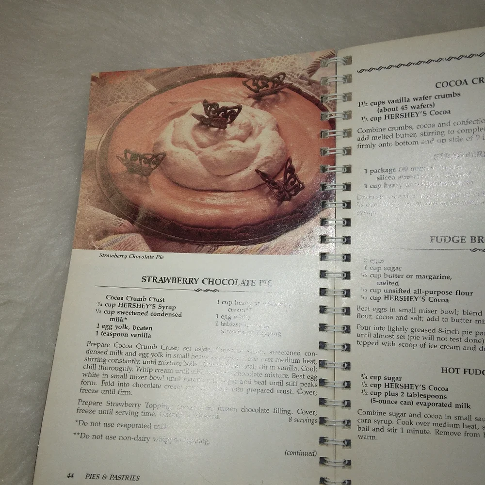 BOOK Favorite Recipes Hershey's Chocolate Classics Recipe Book, c. 1988